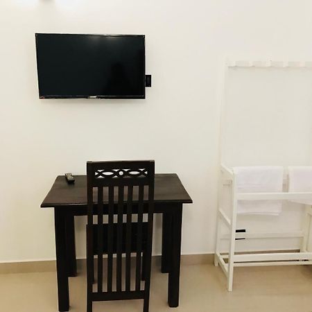 Royal White Tourist Rest Hotel Anuradhapura Buitenkant foto
