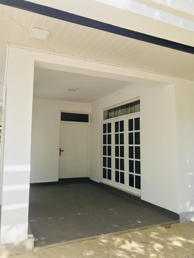 Royal White Tourist Rest Hotel Anuradhapura Buitenkant foto