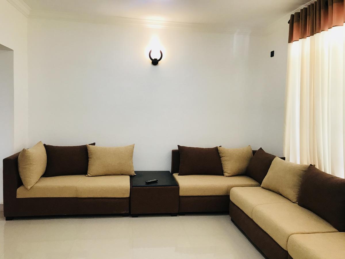 Royal White Tourist Rest Hotel Anuradhapura Buitenkant foto