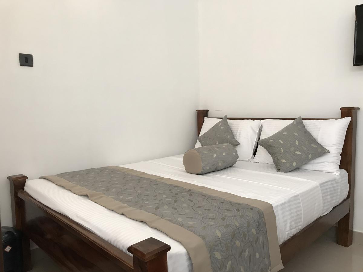 Royal White Tourist Rest Hotel Anuradhapura Buitenkant foto