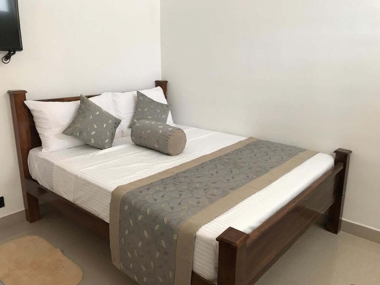 Royal White Tourist Rest Hotel Anuradhapura Buitenkant foto