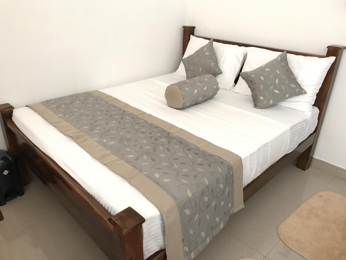 Royal White Tourist Rest Hotel Anuradhapura Buitenkant foto