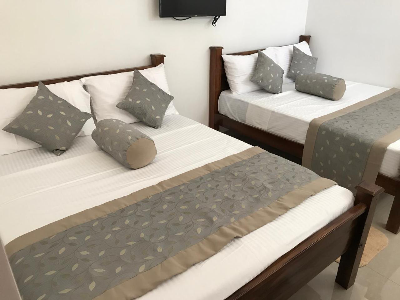 Royal White Tourist Rest Hotel Anuradhapura Buitenkant foto