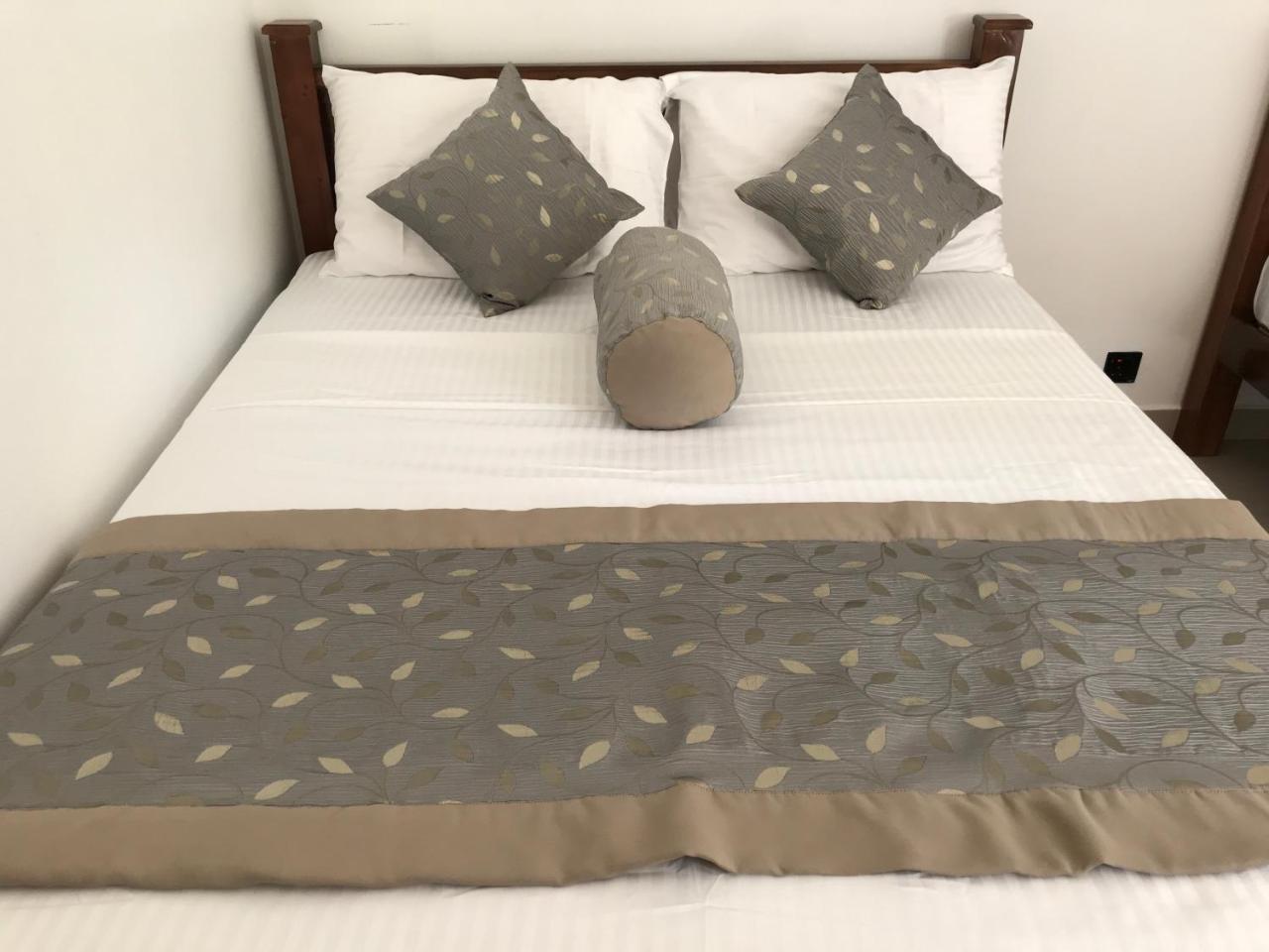 Royal White Tourist Rest Hotel Anuradhapura Buitenkant foto