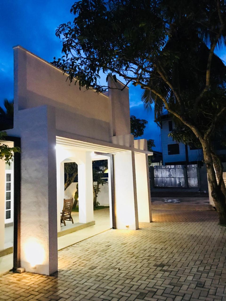 Royal White Tourist Rest Hotel Anuradhapura Buitenkant foto