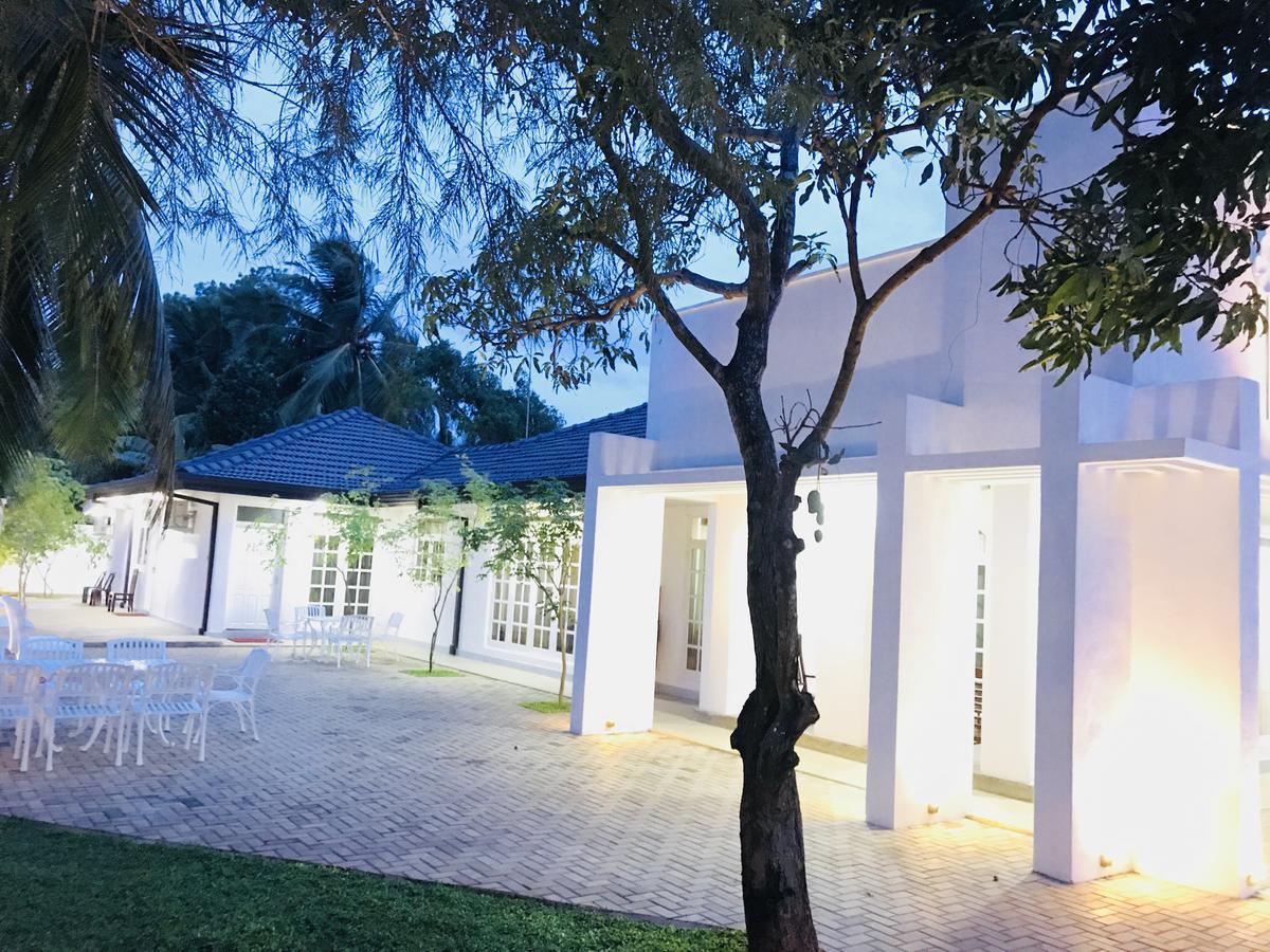 Royal White Tourist Rest Hotel Anuradhapura Buitenkant foto
