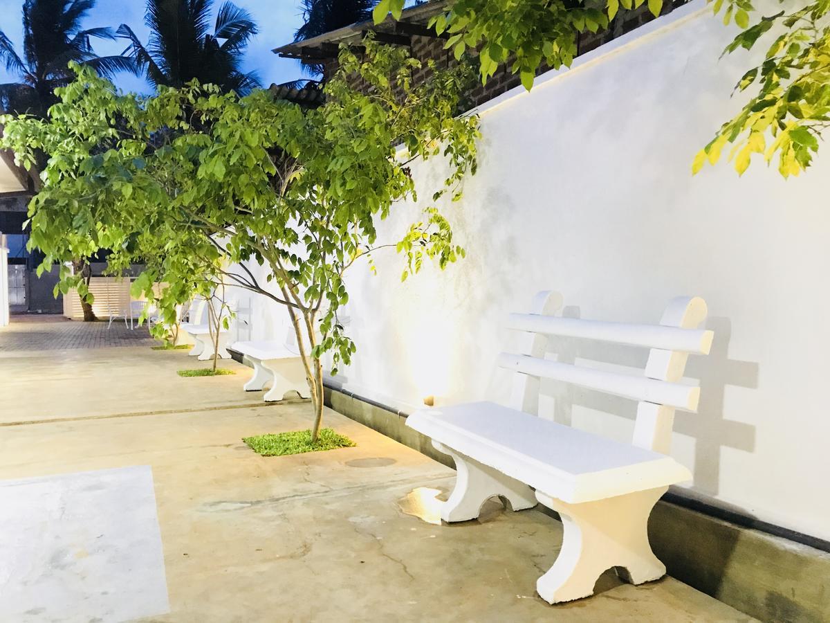 Royal White Tourist Rest Hotel Anuradhapura Buitenkant foto