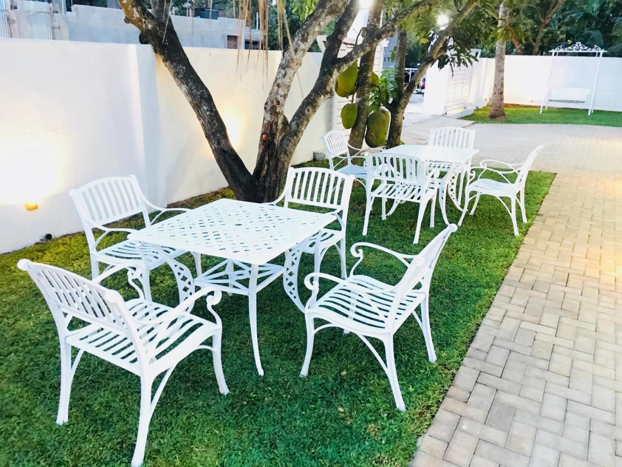Royal White Tourist Rest Hotel Anuradhapura Buitenkant foto