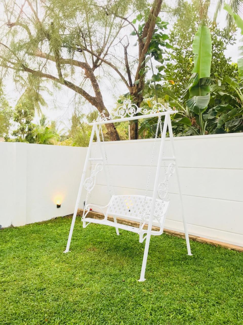 Royal White Tourist Rest Hotel Anuradhapura Buitenkant foto