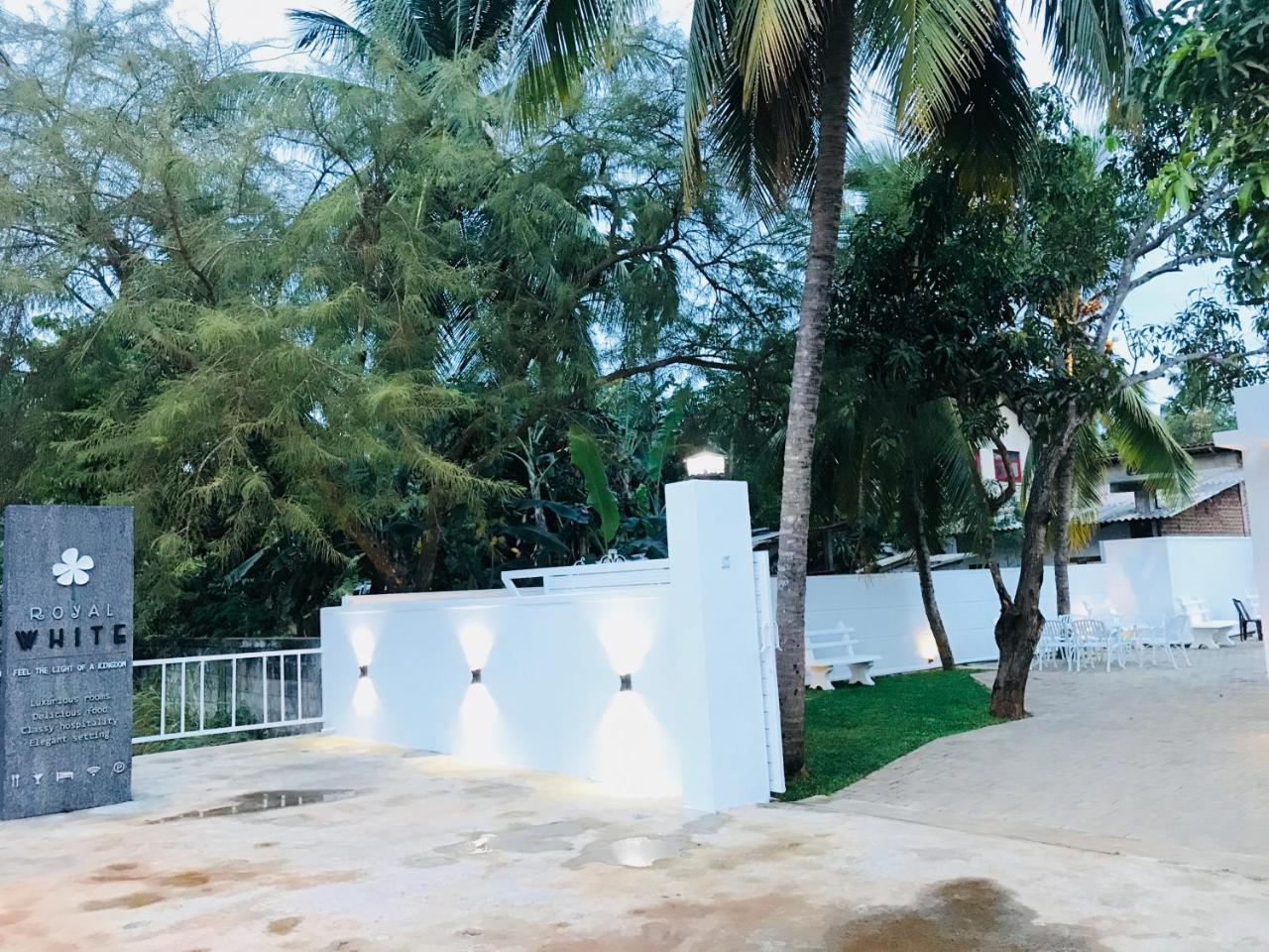 Royal White Tourist Rest Hotel Anuradhapura Buitenkant foto