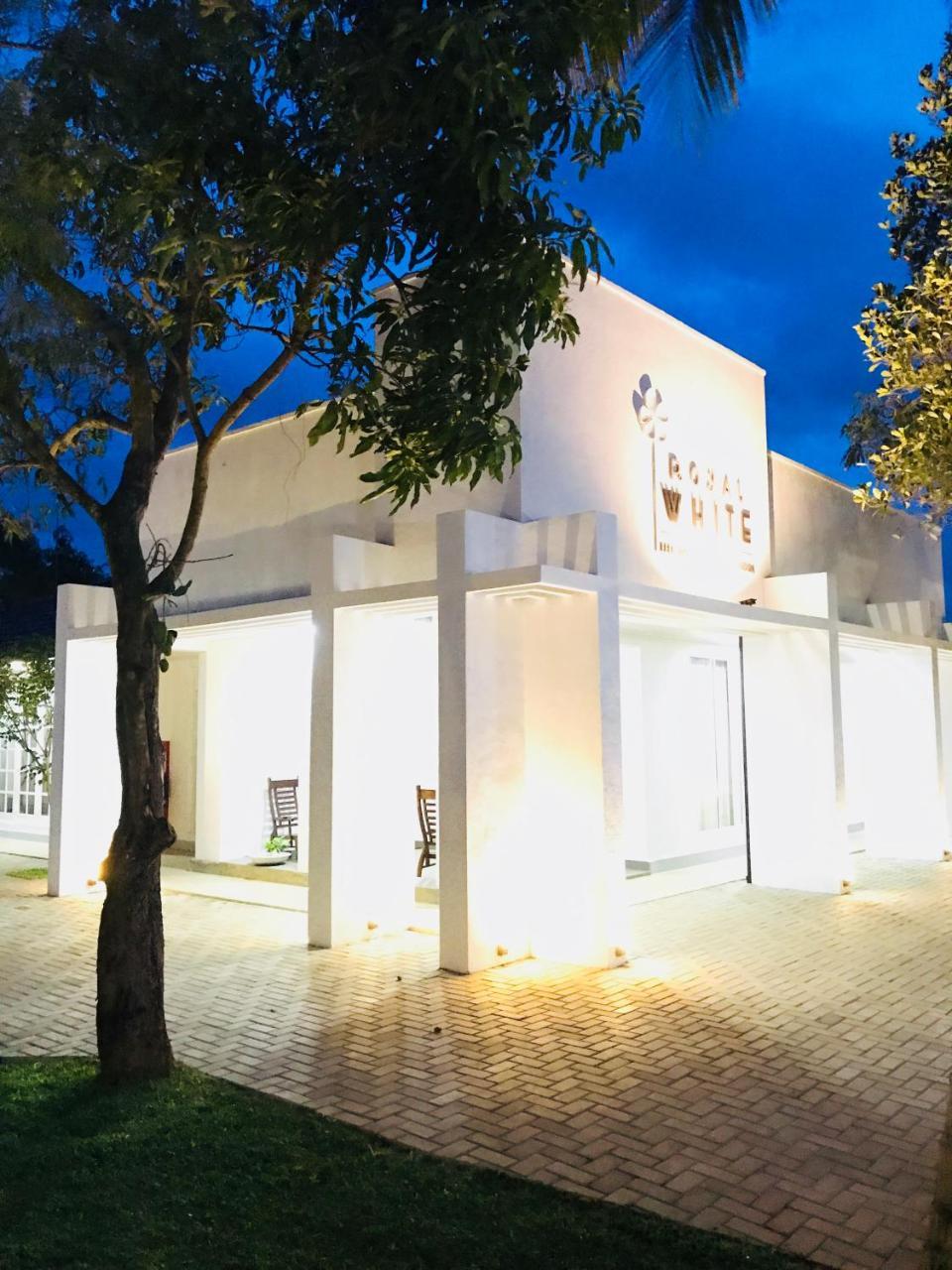 Royal White Tourist Rest Hotel Anuradhapura Buitenkant foto