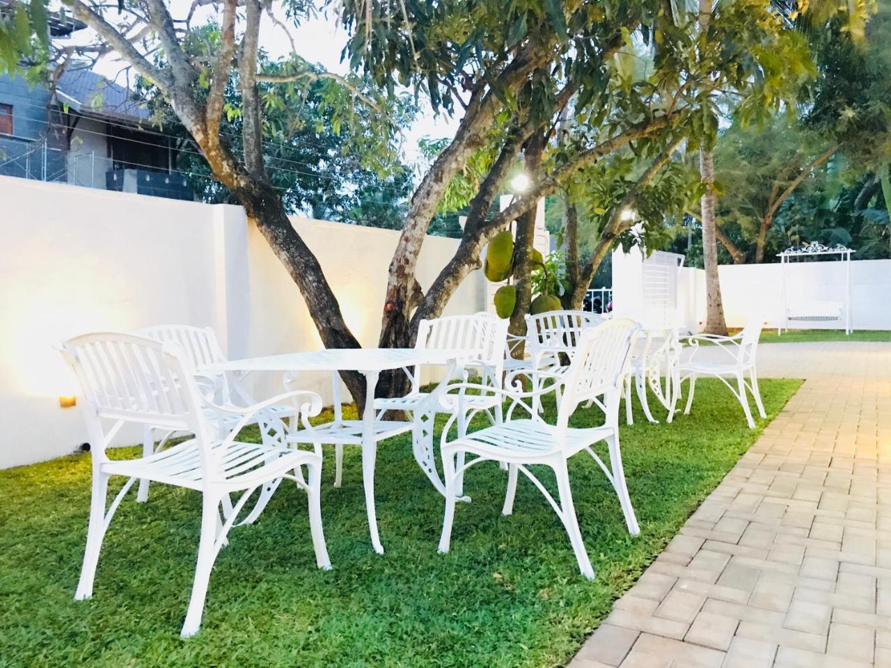 Royal White Tourist Rest Hotel Anuradhapura Buitenkant foto
