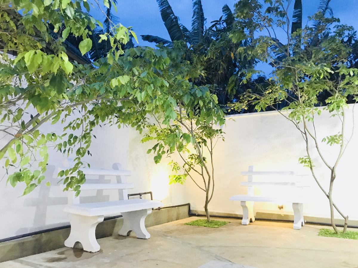 Royal White Tourist Rest Hotel Anuradhapura Buitenkant foto