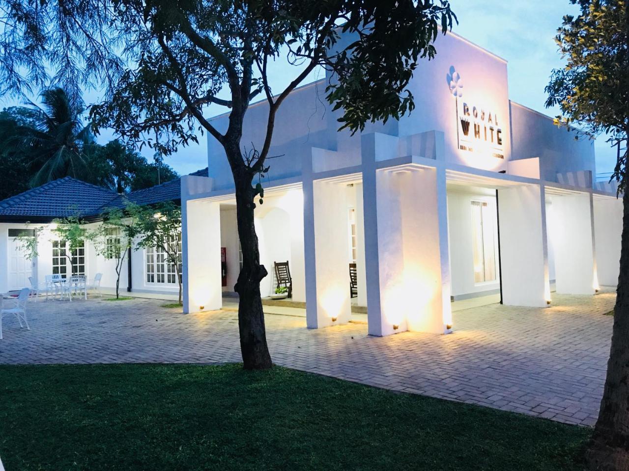 Royal White Tourist Rest Hotel Anuradhapura Buitenkant foto