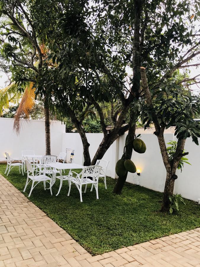Royal White Tourist Rest Hotel Anuradhapura Buitenkant foto