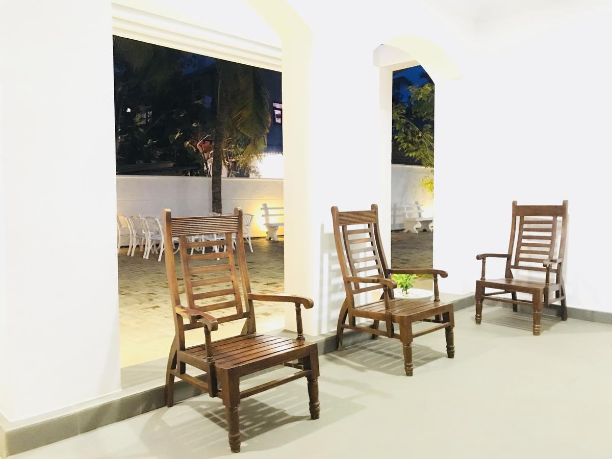 Royal White Tourist Rest Hotel Anuradhapura Buitenkant foto