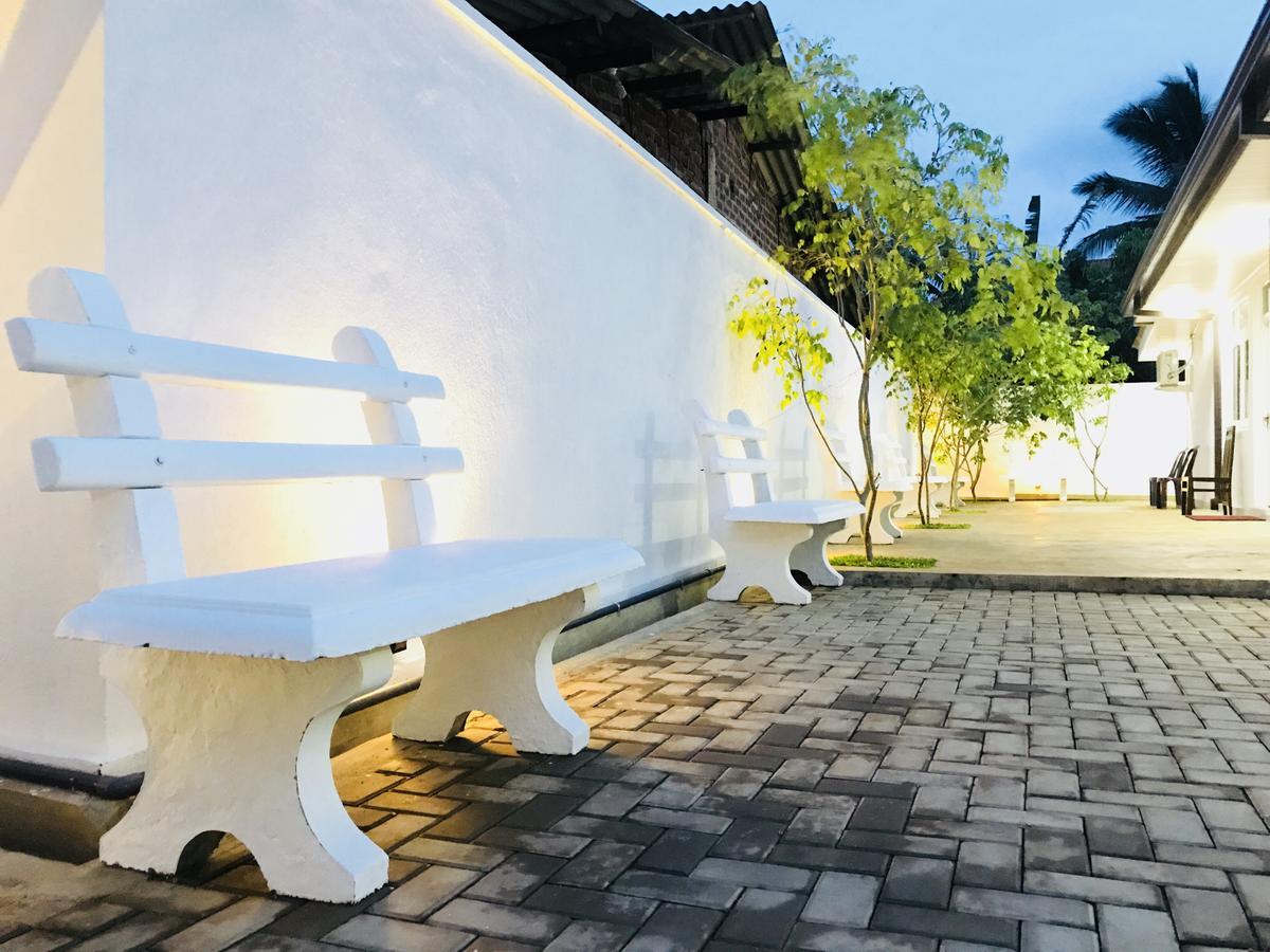 Royal White Tourist Rest Hotel Anuradhapura Buitenkant foto